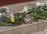 Цветя и запалени свещи пред Президентството в памет на Филип Плевнелиев