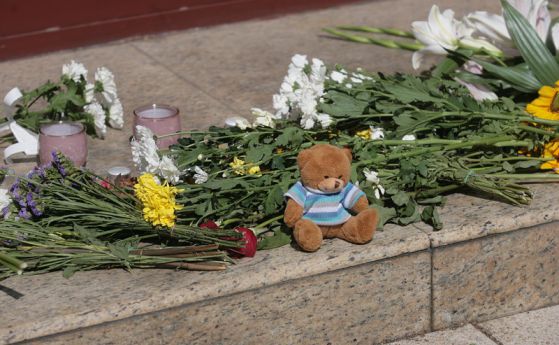 Цветя и запалени свещи пред Президентството в памет на Филип Плевнелиев