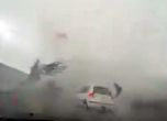 Кола беше отнесена от тайфун в Тайван (видео)