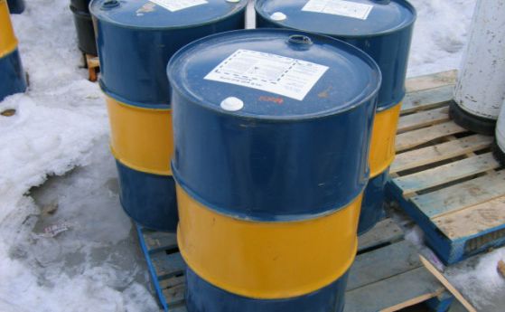 Цената за барел петрол ще поевтинее с 10 долара догодина