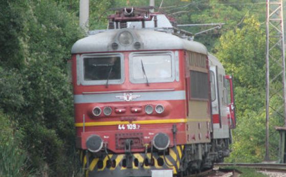 Дим в локомотива спря влака Варна – София