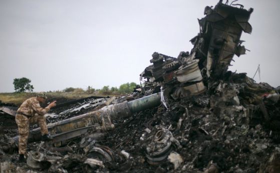 Разследващи сваления в Украйна самолет откриха части от ракета „Бук"