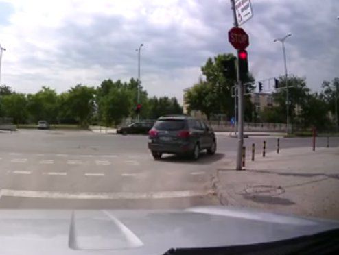Шофьор минава на два червени светофара за по-малко от минута (видео)