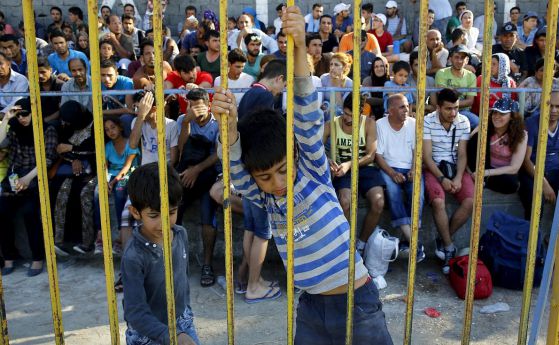 На гърцки остров заключиха на стадион над 2000 имигранти