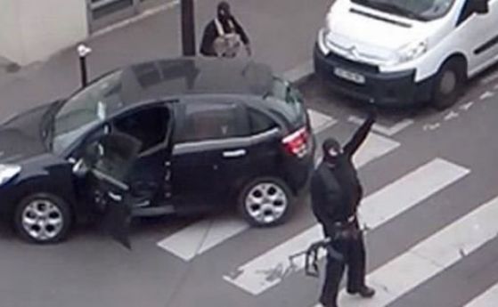 Френски полицай прострелян край Париж от мъже със 