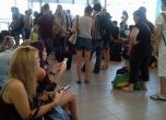 Пътници се оплакаха - държали ги затворени часове наред на летище София (снимки)