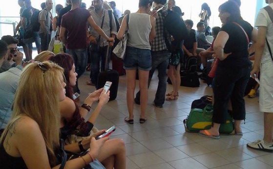 Пътници се оплакаха - държали ги затворени часове наред на летище София (снимки)