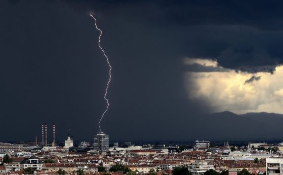 Кадър от бурята в София сред снимките на деня на NYTimes