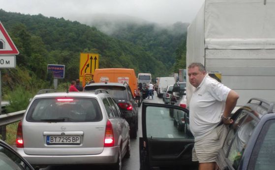 Човек е загинал при тежка катастрофа на магистрала “Хемус“