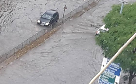 Пловдив под вода, има скъсани жици и паднали дървета