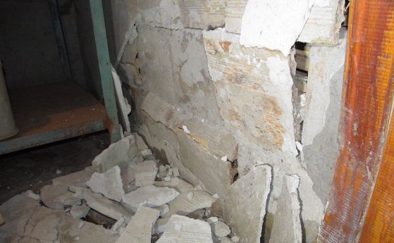 Стените на блок в Русе се рушат след авария на водопровод