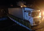 Камион на косъм да падне в Дунав от ферибота в Свищов