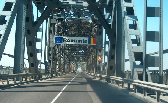Румънец блъсна наш полицай на Дунав мост