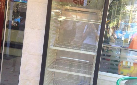 Празни улични хладилници събират храна за благотворителност