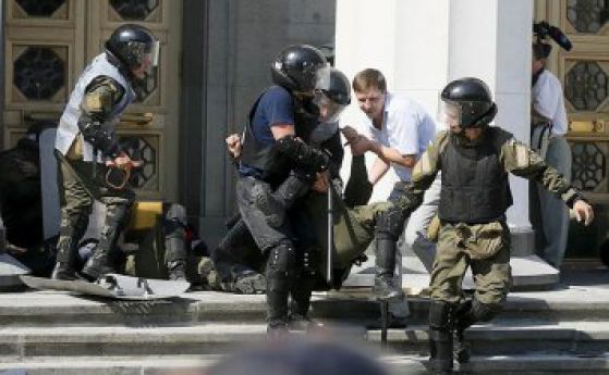 Почина още един от полицай, ранен при протестите в Киев
