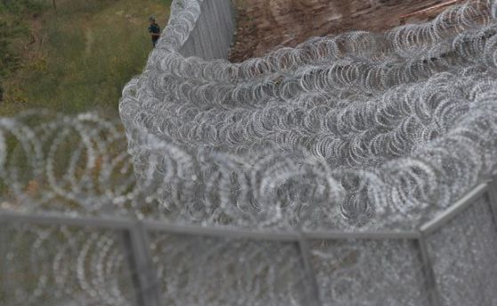 Унгарски политик преряза оградата по границата със Сърбия, арестуваха го