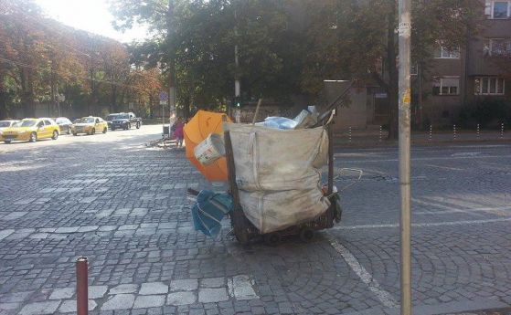 От вас: Зарязана количка с отпадъци на кръстовище в София (снимки)