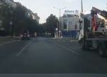 Шофьор за малко не отнася мъж на пешеходна пътека (видео)