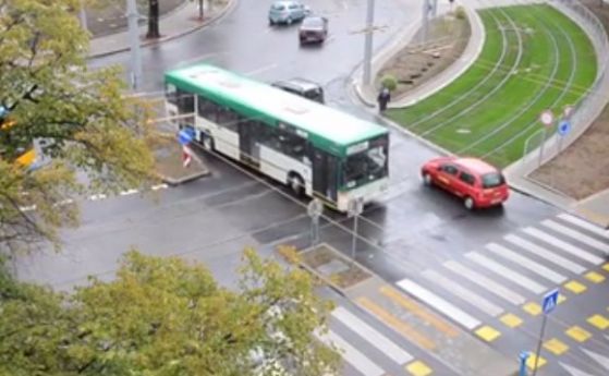 Автобус мина в насрещното до Руски паметник в София (видео)