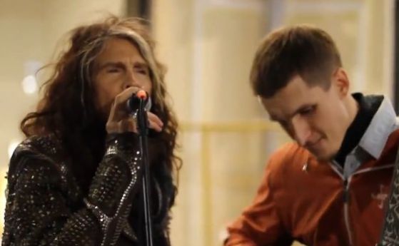 Вокалистът на Aerosmith пее с уличен музикант в Москва (видео)