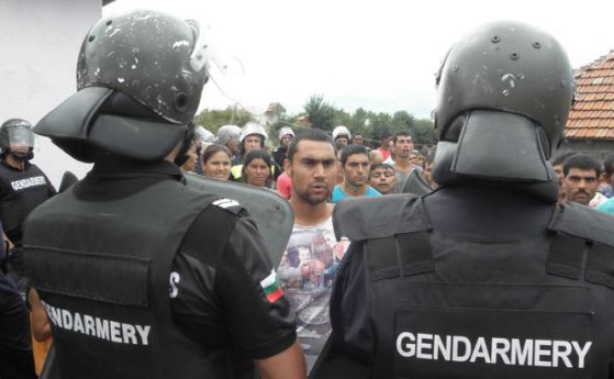 Жандармерия и полиция спряха протеста на ромите в Гърмен