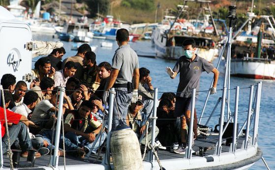 Лодка с бежанци се обърна, 15 деца сред жертвите