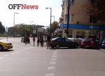 Така се паркира на пешеходна пътека в центъра на София