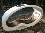 Соларна пейка предлага почивка и зареждане на таблет в Бургас