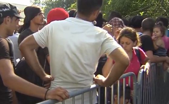 Напрежение в Хърватия: Хиляди мигранти искат да се качат на влак за Германия (обновена)