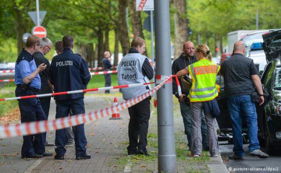 Убиха ислямист, намушкал полицайка в Берлин с нож