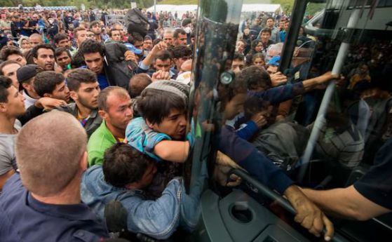 Десетки хиляди мигранти заливат Австрия, след като съседите ѝ затвориха границите си