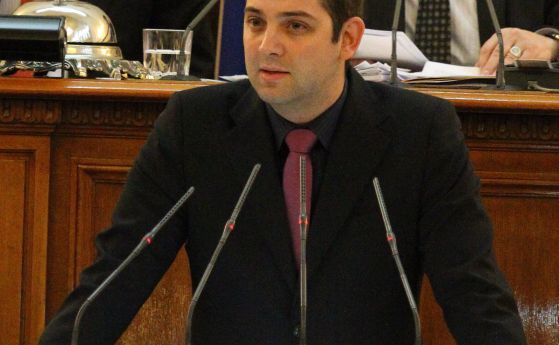 Реформаторите не се отказват, внесоха нови промени в Конституцията