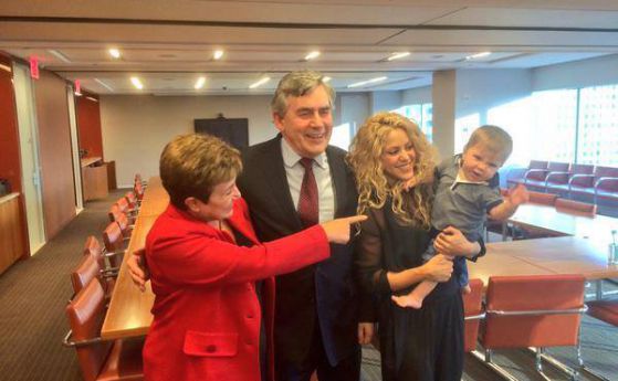 Кристалина Георгиева се щракна с Шакира и сина ѝ