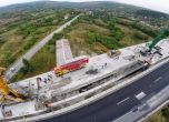 Демонтираха 114-тонна греда от виадукт на магистрала „Хемус” (видео)
