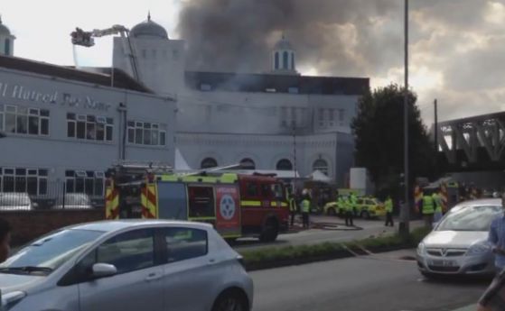 Пожар гори в най-голямата джамия в Западна Европа (видео)