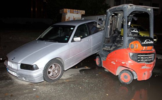 Английски ММА боец премаза две коли с мотокар и преби полицаи (снимки)