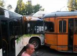 Автобус и трамвай се врязаха един в друг в столицата