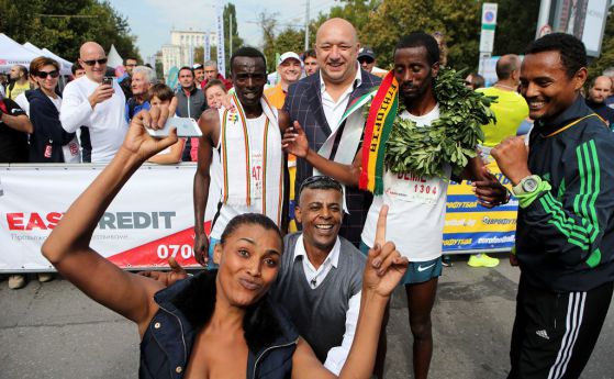 Снимка на деня: Победителите в маратона на София