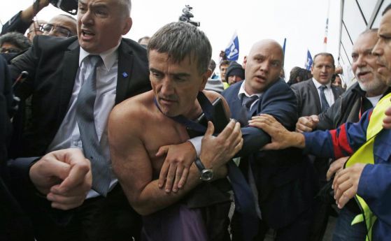 Демонстранти нападнаха шефове на Air France