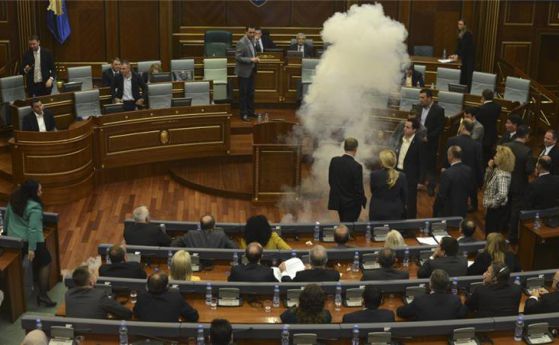 Газ в косовския парламент