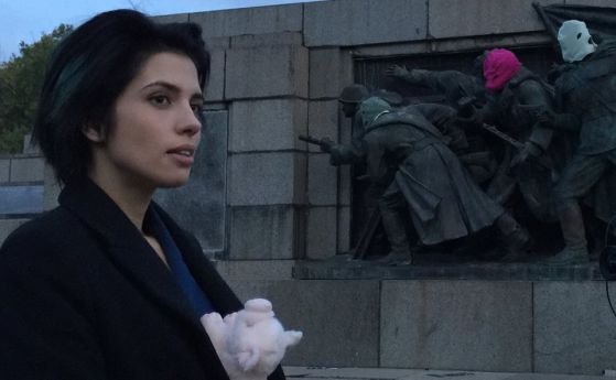 Pussy Riot нахлузиха маски на Паметника на съветската армия в София