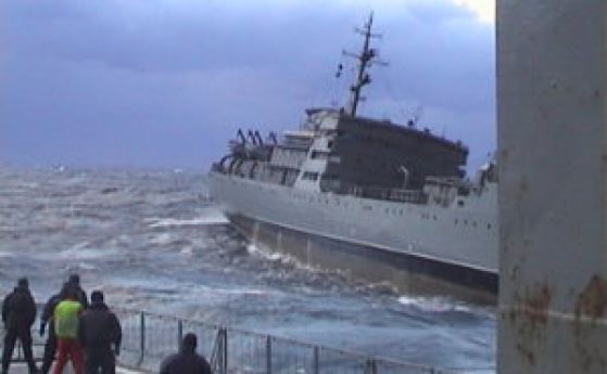 Отводняват турския кораб, аварирал край Варна