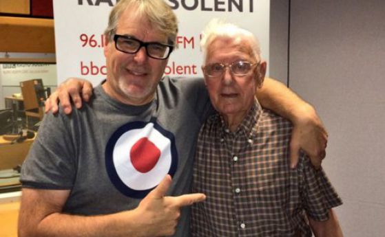 БиБиСи Радио покани 95-годишен мъж в студиото си, обадил се, че е самотен