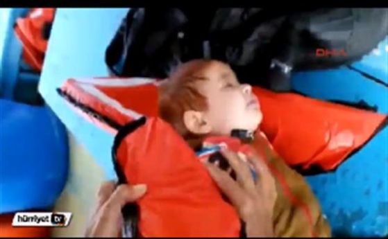 Турски рибари спасиха бебе на мигранти край Кушадасъ (видео)