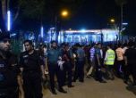 Един загинал и над 100 ранени при атентат в джамия в Бангладеш