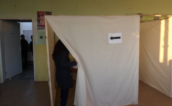 Изборите в Перник продължават час след края на вота в страната