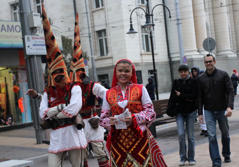 Кукери излязоха на Хелоуин в центъра на София (снимки)