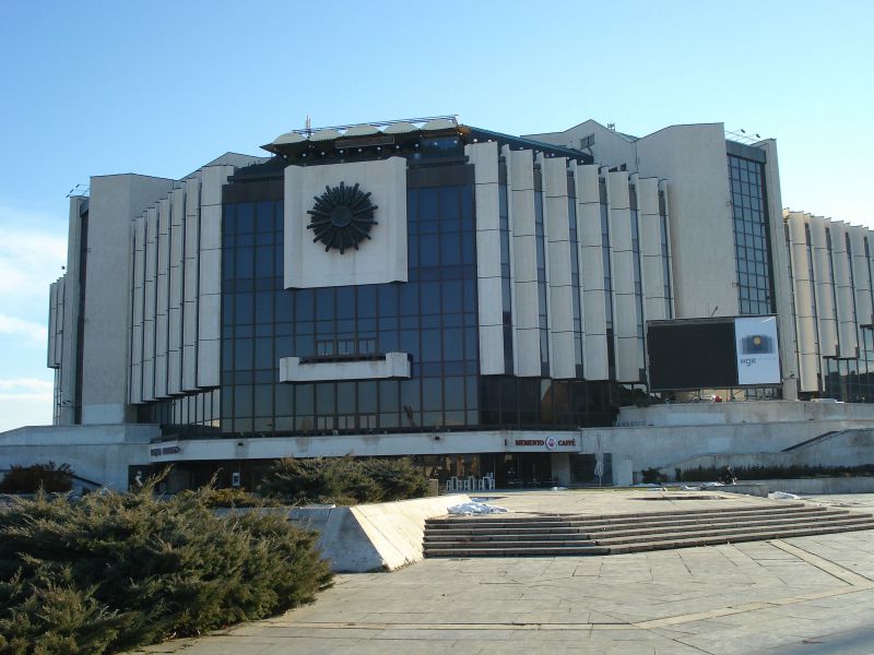 Промени в движението около НДК заради балотажа