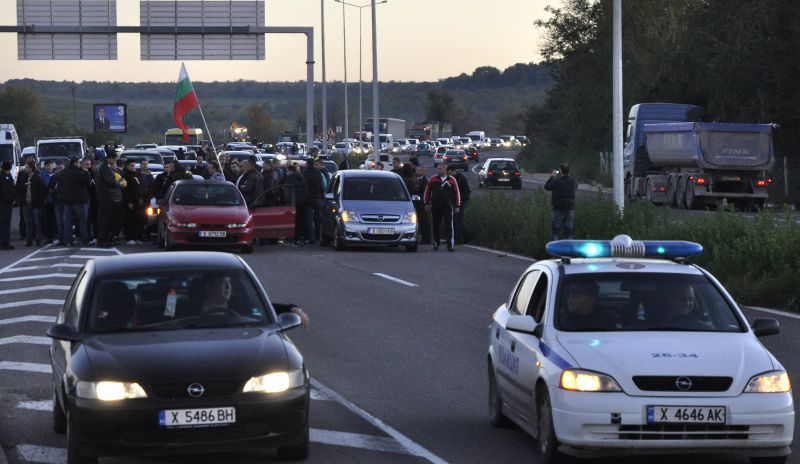 Полицаите готвят нови протести, Бъчварова и Горанов на спявка при премиера