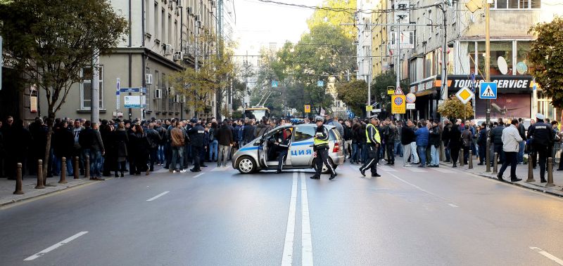 Полицаи блокираха пътя за Кърджали, протести се организират в цялата страна